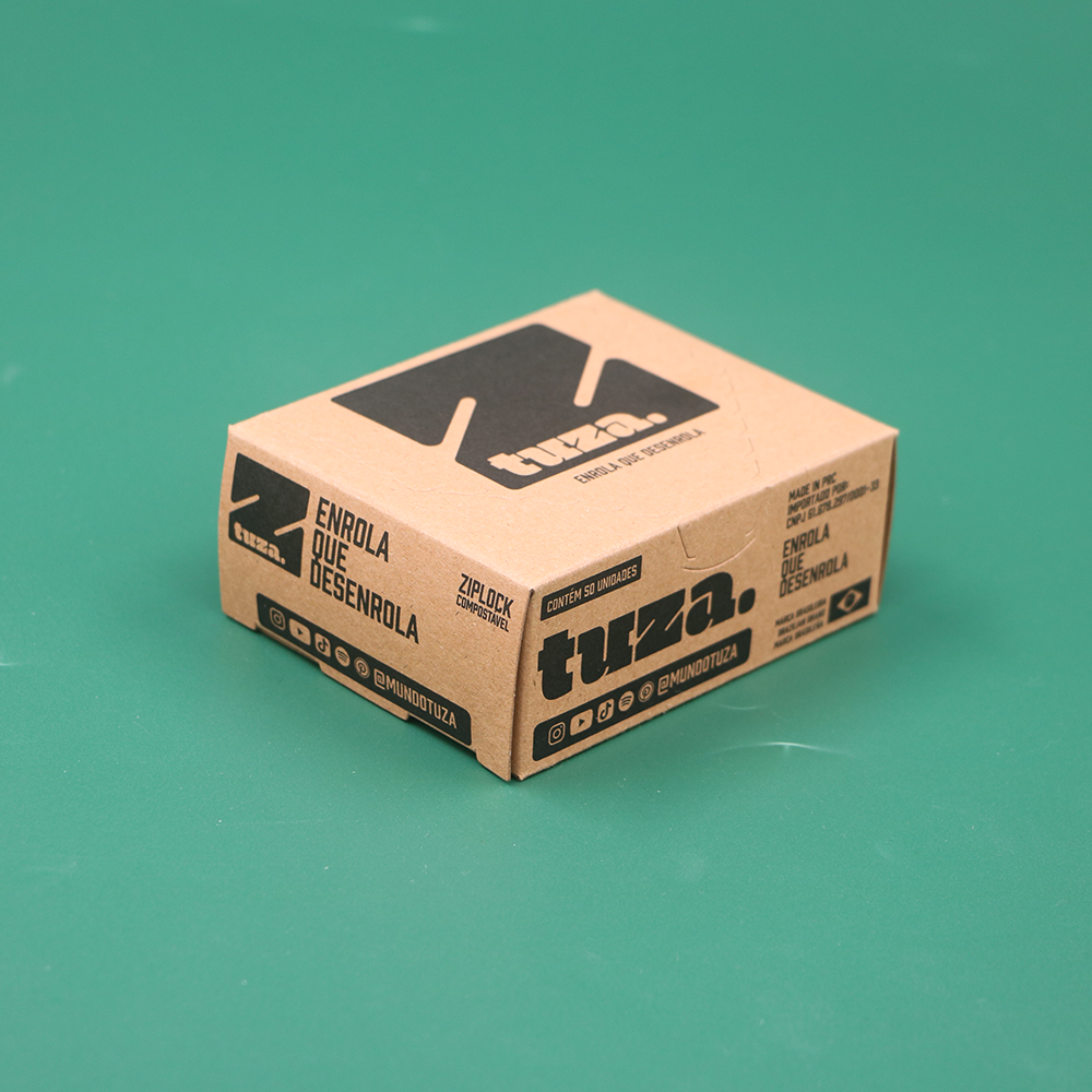 Display de sacos ziplock compostável TUZA com 50 unidades (cada caixa master traz 100 displays) — fechado em perspectiva