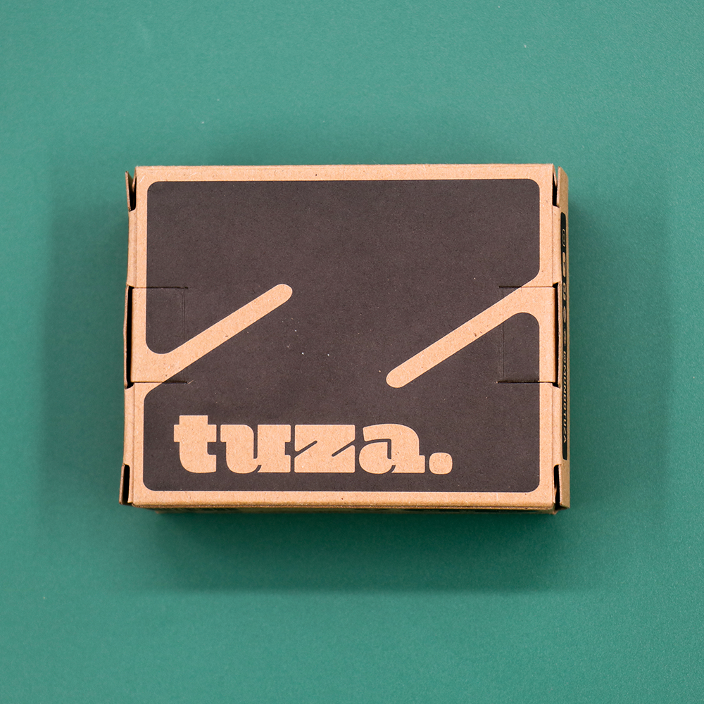 Display de sacos ziplock compostável TUZA — lateral com logo